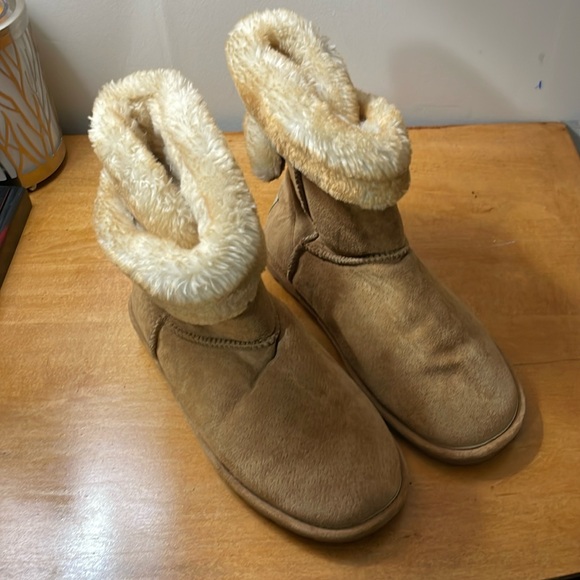 Women's LAMO ESSENTIALS fur lined boots with velcro closure. Size 8. New - Picture 1 of 8
